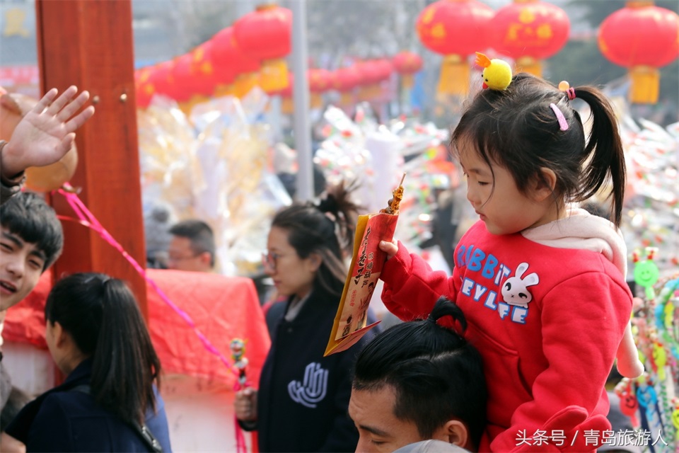 实拍青岛糖球会萌娃：有种幸福叫坐在爸爸的肩头