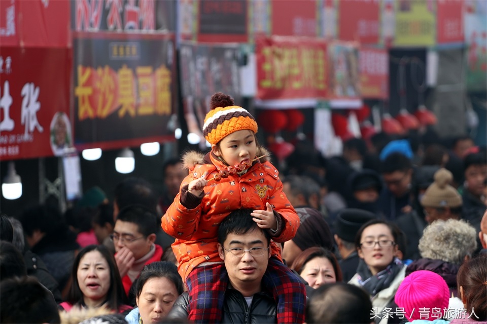 实拍青岛糖球会萌娃：有种幸福叫坐在爸爸的肩头