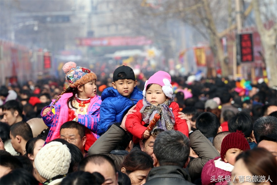 实拍青岛糖球会萌娃：有种幸福叫坐在爸爸的肩头