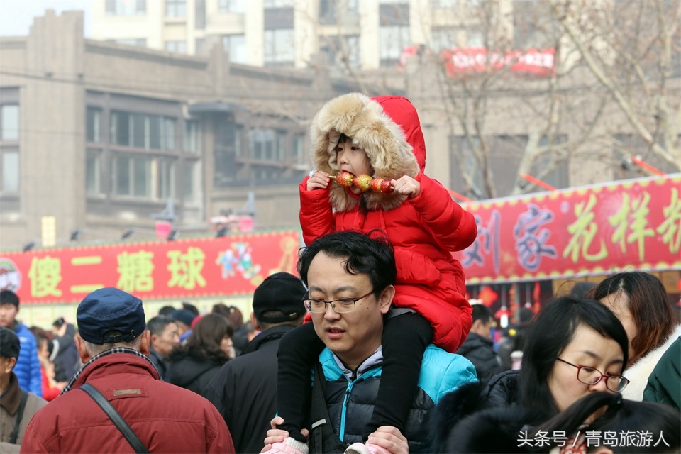 实拍青岛糖球会萌娃：有种幸福叫坐在爸爸的肩头