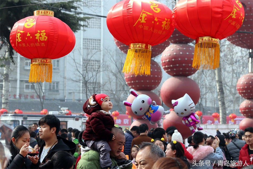 实拍青岛糖球会萌娃：有种幸福叫坐在爸爸的肩头