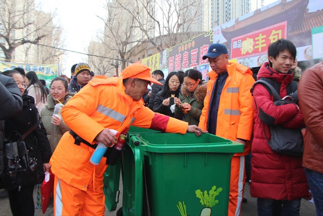 糖球会环卫工：日均清运垃圾75吨 弯腰上千次