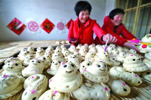 元宵节捏“圣虫”寓意五谷丰登 有鱼有鸡还有龙