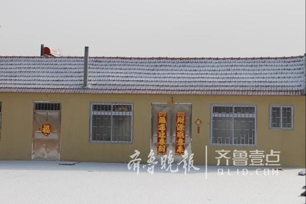 即墨降新春首雪，房前屋后白雪皑皑