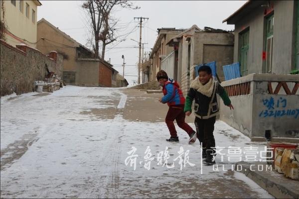 即墨降新春首雪，房前屋后白雪皑皑