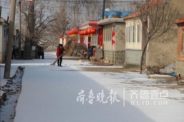 即墨降新春首雪，房前屋后白雪皑皑