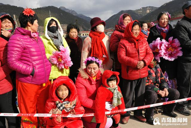 组图：传统闹元宵更带劲 高跷舞龙北宅嗨起来