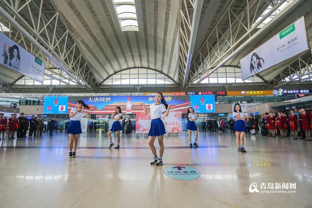 美女空姐机场上演劲歌热舞