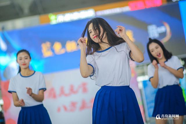 美女空姐机场上演劲歌热舞