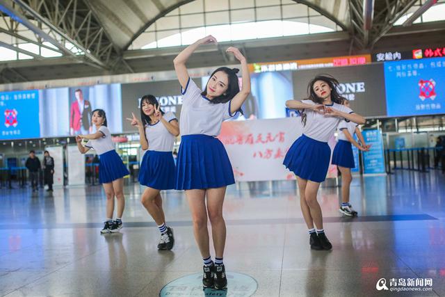 美女空姐机场上演劲歌热舞