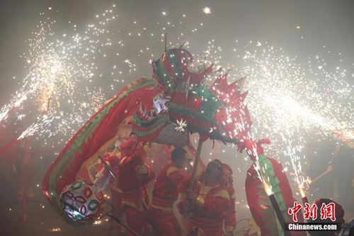 元宵佳节习俗多：闹花灯放焰火 过桥摸钉走百病