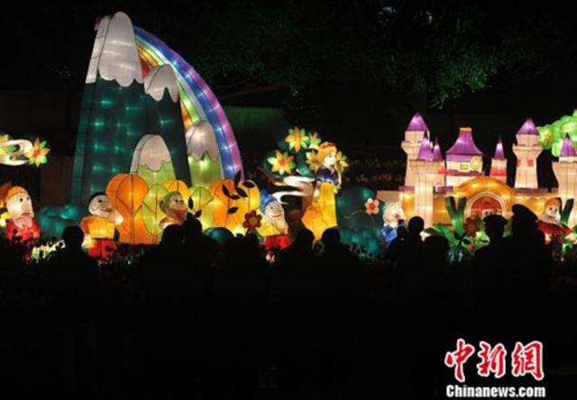 元宵佳节习俗多：闹花灯放焰火 过桥摸钉走百病