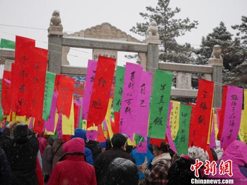 元宵佳节习俗多：闹花灯放焰火 过桥摸钉走百病