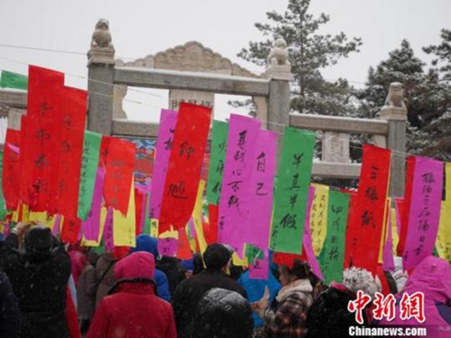 元宵佳节习俗多：闹花灯放焰火 过桥摸钉走百病