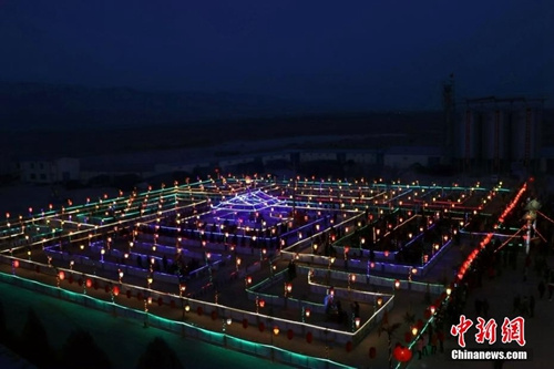 元宵佳节习俗多：闹花灯放焰火 过桥摸钉走百病