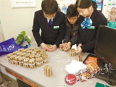 男子领到100多斤5毛钱硬币当工资 从成都扛回重庆