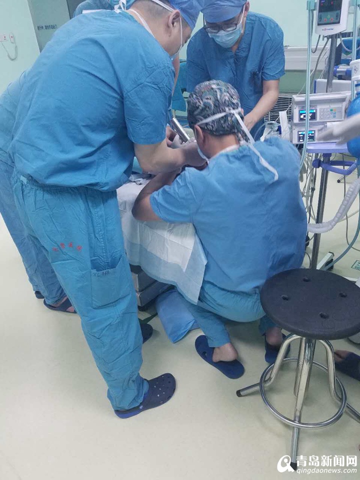 9天抢救回早产儿！手术过程曝光:医生跪着手术