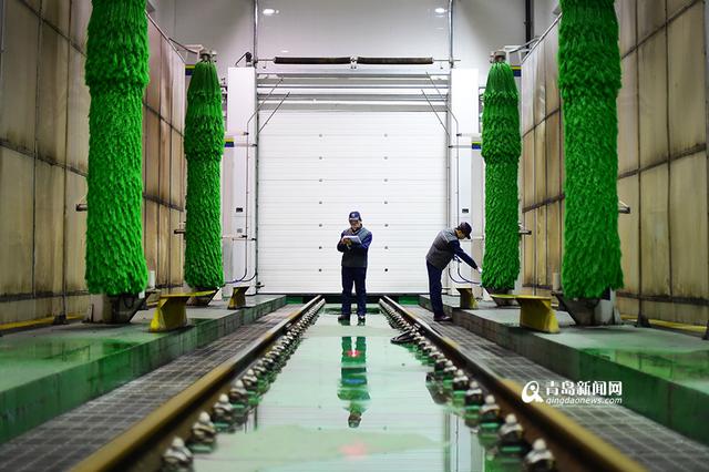 【青岛故事】地铁'搓澡工':我为3号线车辆洗澡