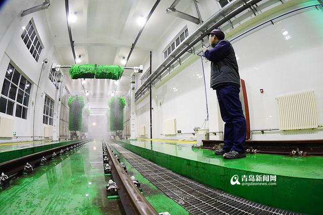【青岛故事】地铁'搓澡工':我为3号线车辆洗澡