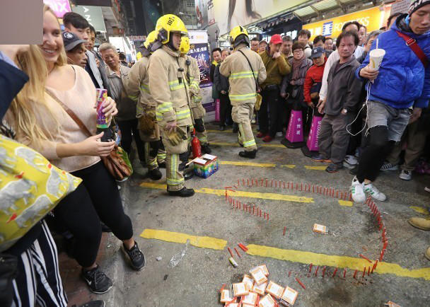 女子求婚蜡烛还没点 拎灭火器的消防员已就位