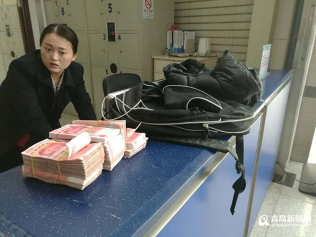 机场员工捡到个黑色双肩包 里面装了14万现金