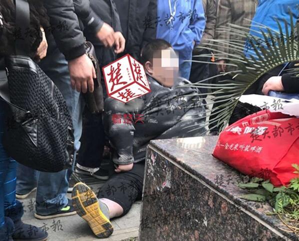 440斤重男子摔倒 20人努力2小时没扶起(图)