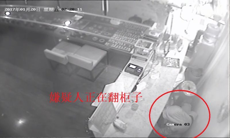 男子躲进商场厕所 凌晨盗珠宝店300万首饰(图)