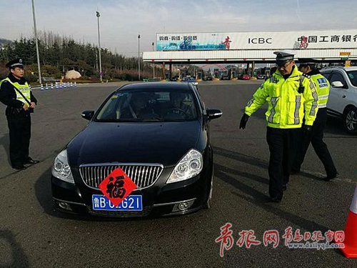 图吉利贴福字遮挡号牌 高速飙车被青岛交警抓现行