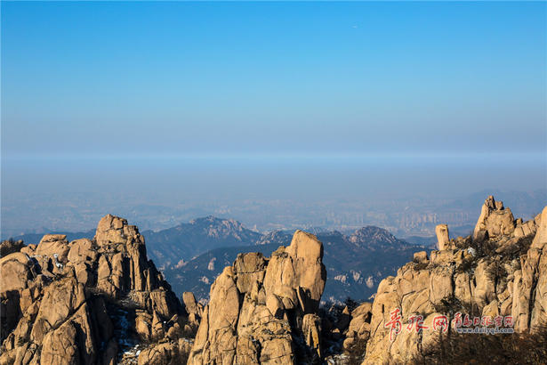 初春崂山碧空如洗 