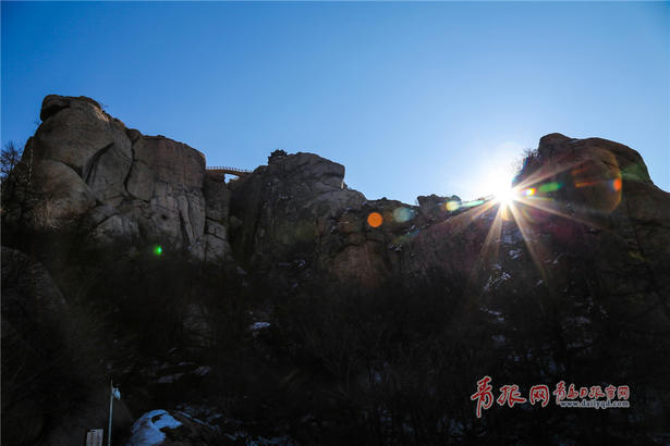 初春崂山碧空如洗 