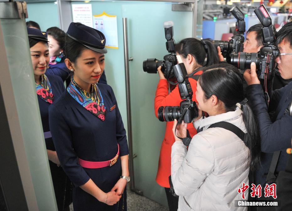 航空公司发布新款制服 空姐将机场变“秀场”