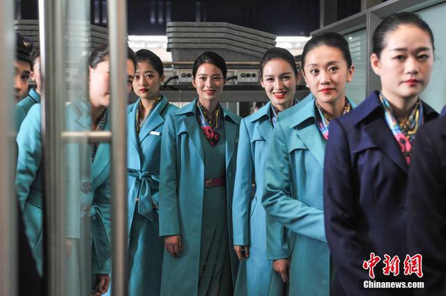 航空公司发布新款制服 空姐将机场变“秀场”