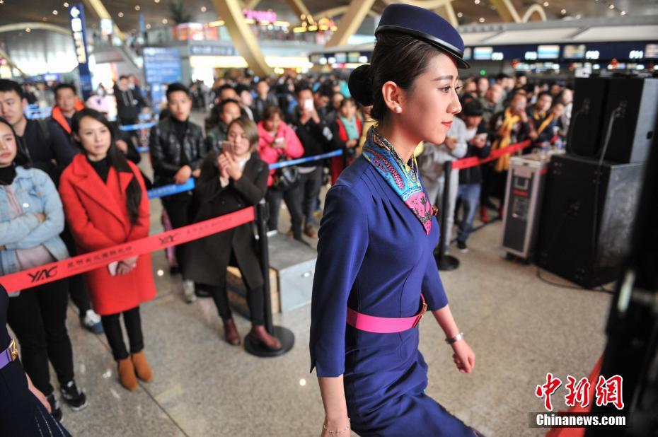 航空公司发布新款制服 空姐将机场变“秀场”