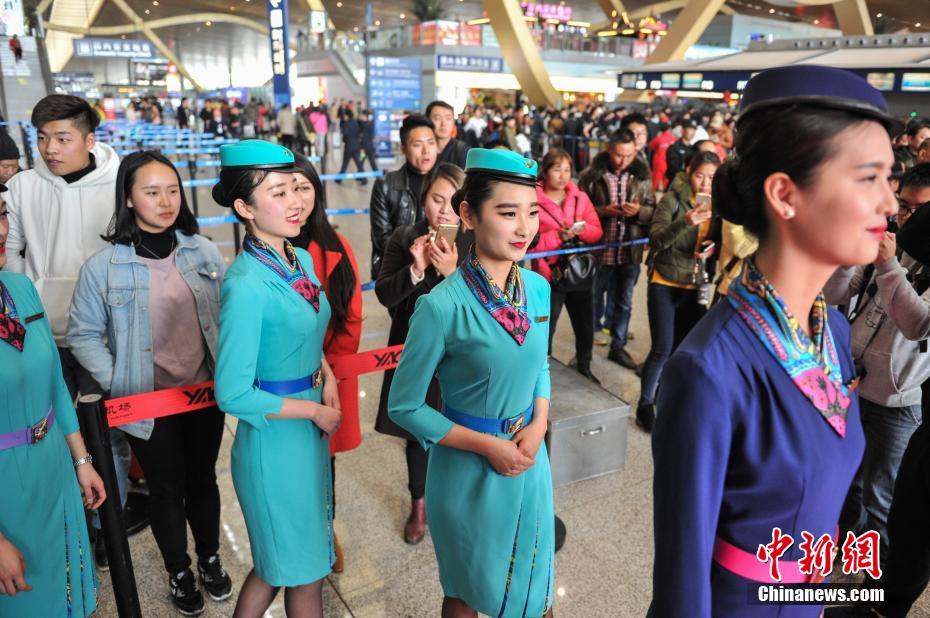 航空公司发布新款制服 空姐将机场变“秀场”