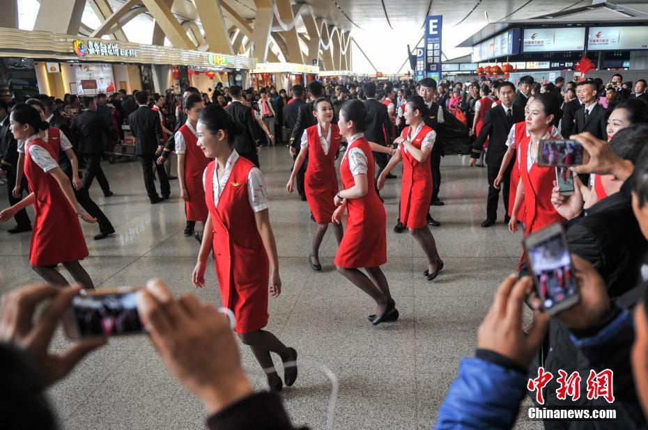 航空公司发布新款制服 空姐将机场变“秀场”