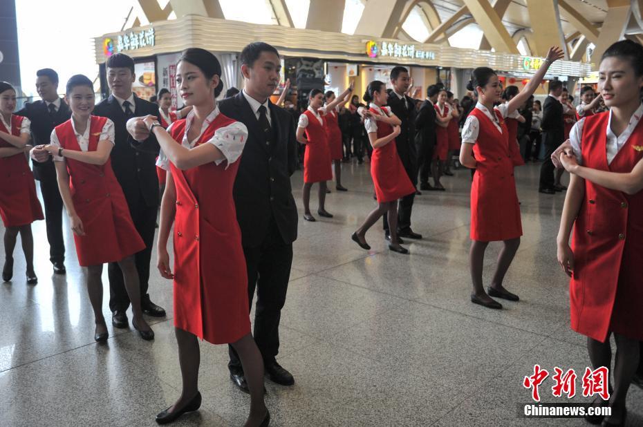 航空公司发布新款制服 空姐将机场变“秀场”