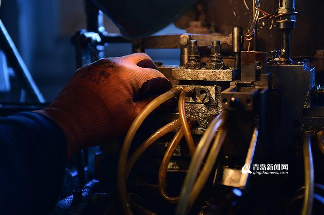 铅字印刷铸字师 3年耗掉30吨铅块