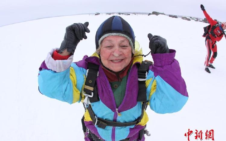 俄80岁老奶奶生日当天完成高空跳伞