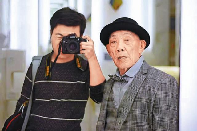 小伙给82岁爷爷拍写真 资深老农帅出天际