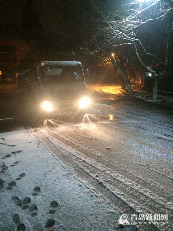 下雪啦!青岛迎风花雪夜 今天路上开慢点