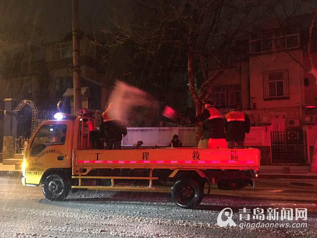 下雪啦!青岛迎风花雪夜 今天路上开慢点