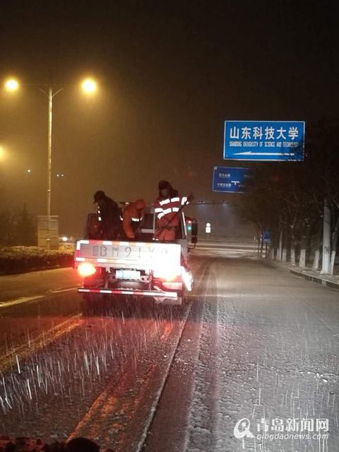 下雪啦!青岛迎风花雪夜 今天路上开慢点