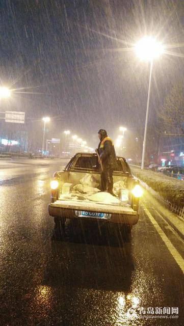 下雪啦!青岛迎风花雪夜 今天路上开慢点