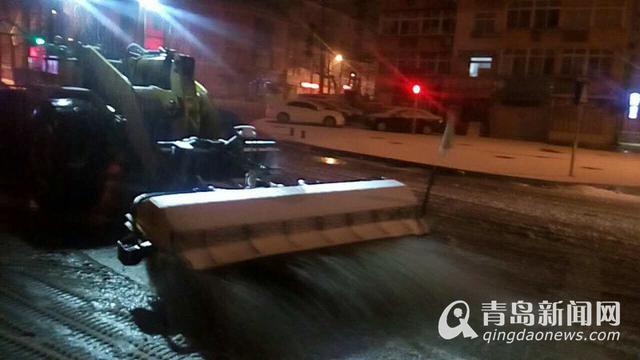 下雪啦!青岛迎风花雪夜 今天路上开慢点