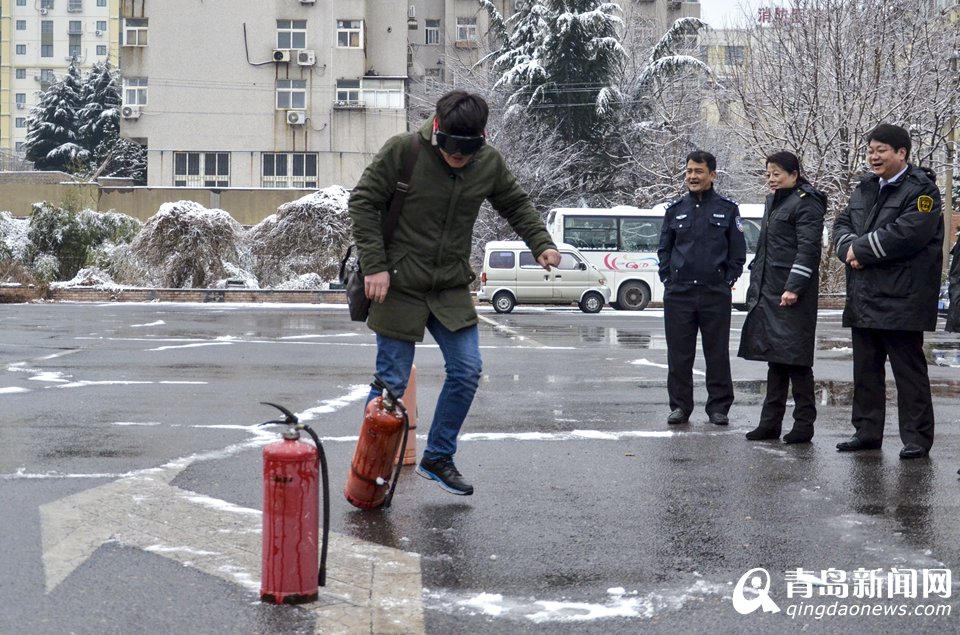 酒司机戴特制眼镜重温酒后视角 惊呼不敢再喝