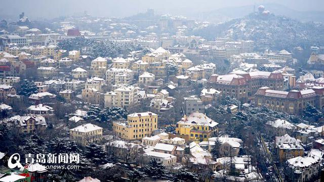 实拍雪后青岛老城 银装素裹似童话世界