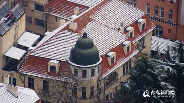 实拍雪后青岛老城 银装素裹似童话世界