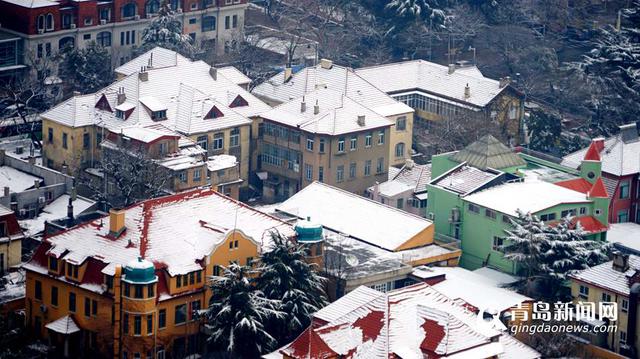 实拍雪后青岛老城 银装素裹似童话世界