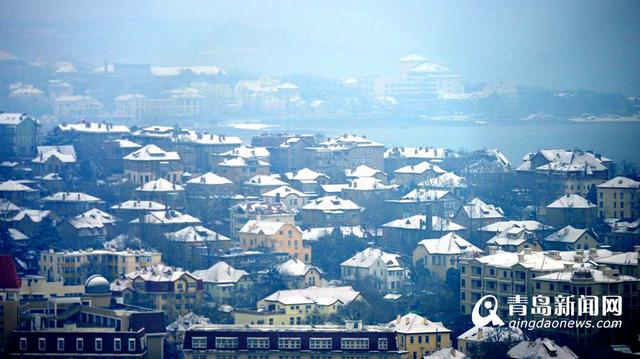实拍雪后青岛老城 银装素裹似童话世界