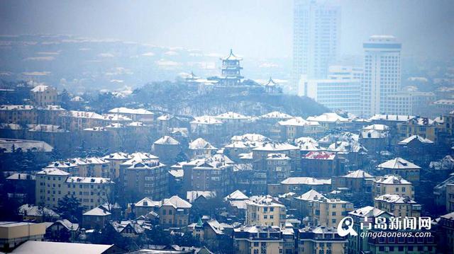 实拍雪后青岛老城 银装素裹似童话世界